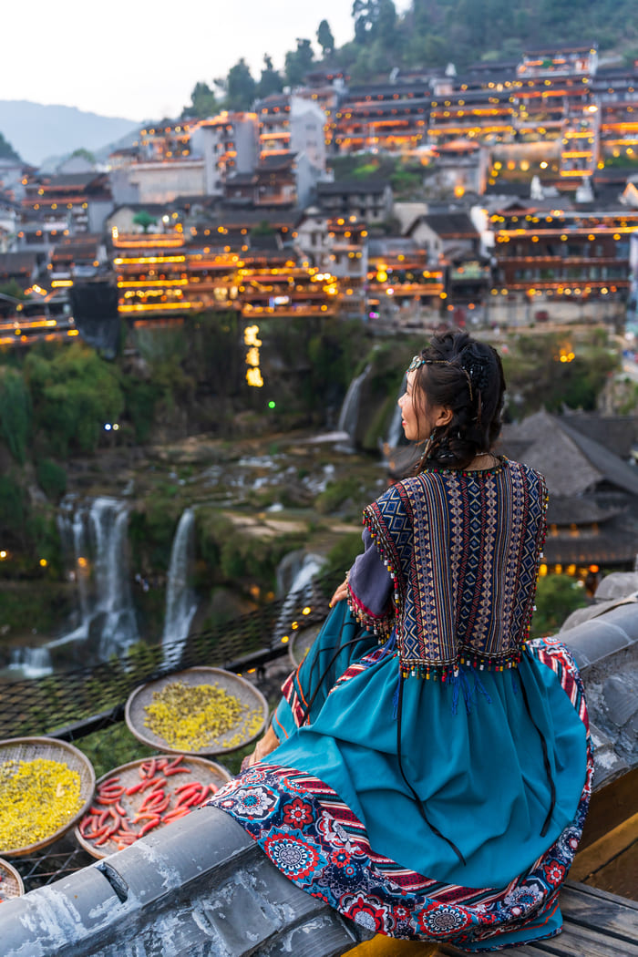 mujer con traje tipico miao furong town. pueblo de la cascada en Hunan China