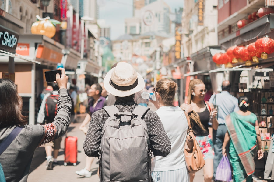 Turista paseando por las calles de China