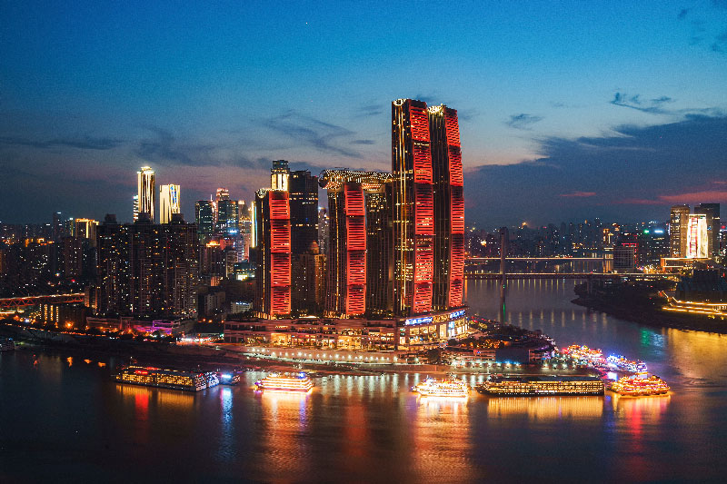 "Vista panorámica nocturna del futurista complejo Raffles City en Chongqing